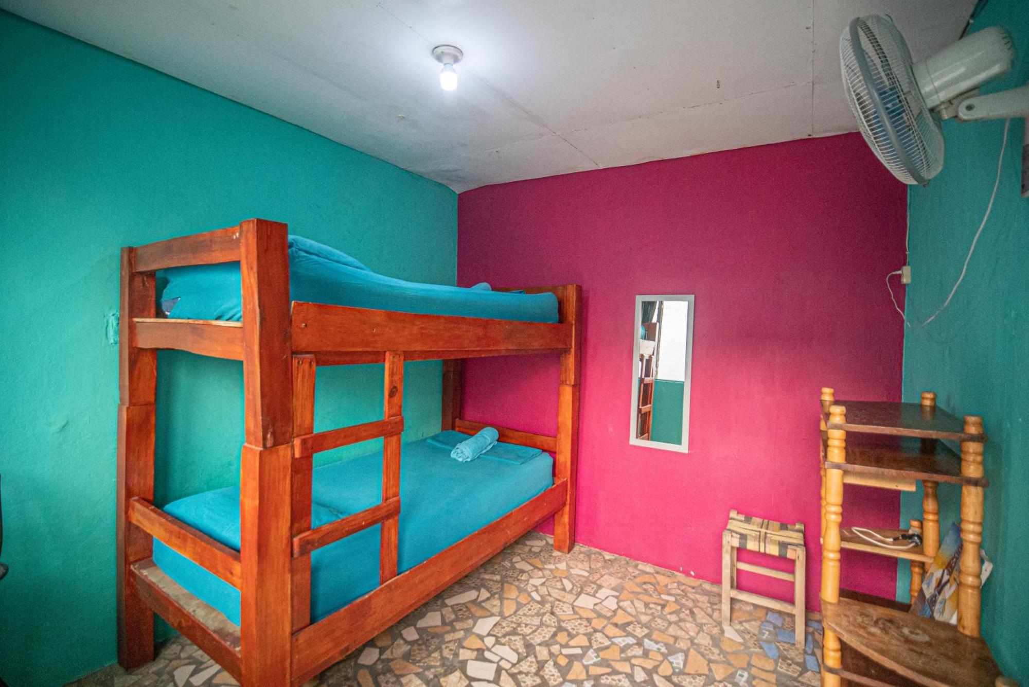 Hostal Mochilas Гранада Стая снимка