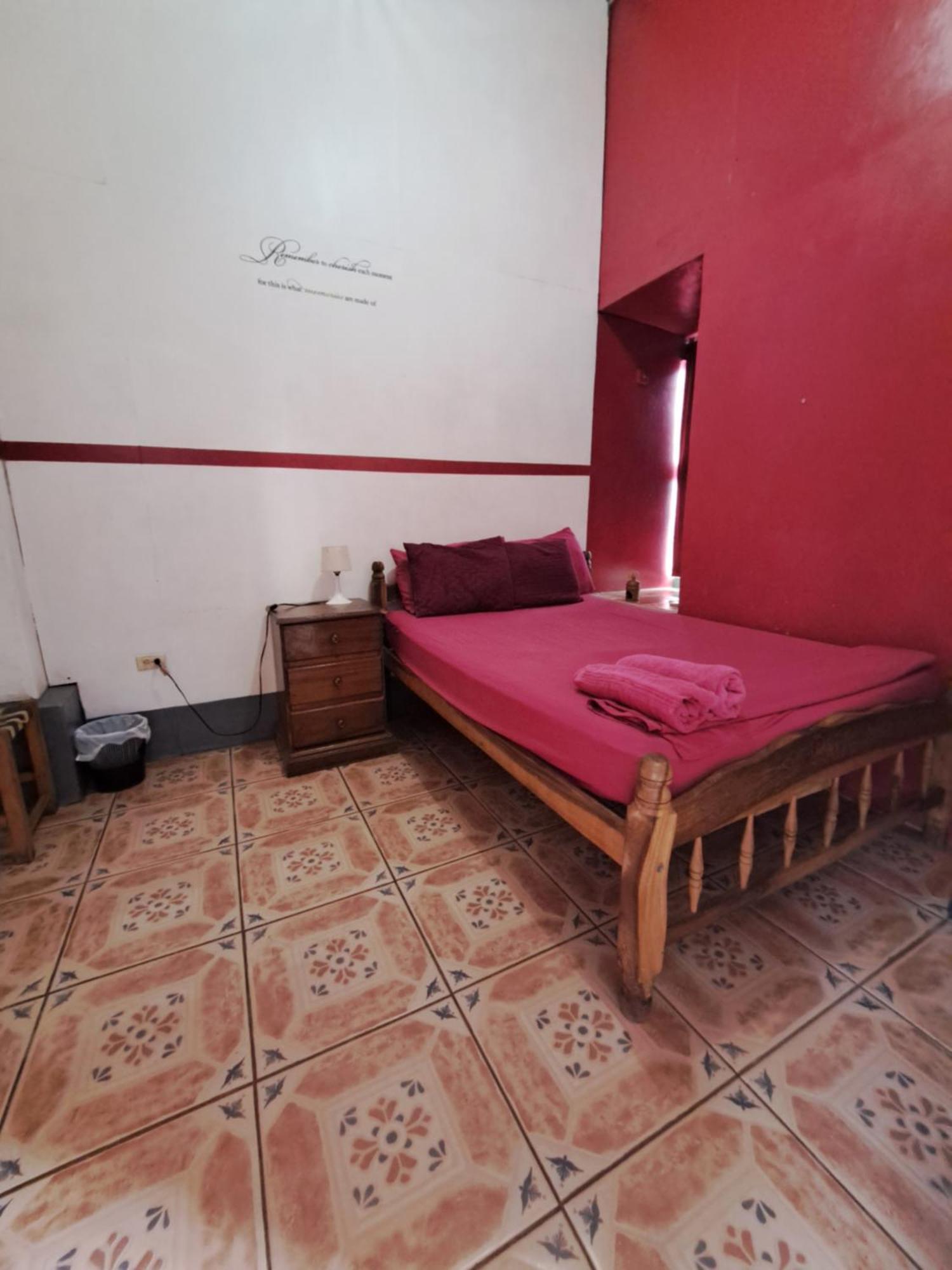 Hostal Mochilas Гранада Стая снимка